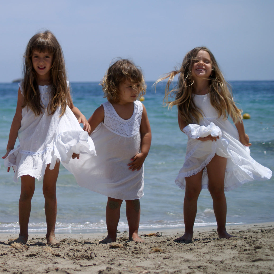 Niñas y niños vistiendo moda artesanal Tizor en Ibiza